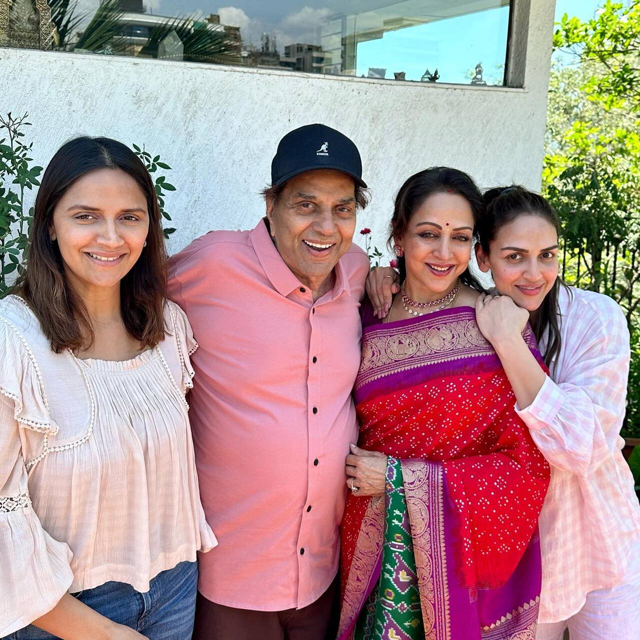 Dharmendra poses with his family in a heartwarming picture alongside Hema Malini, Esha Deol, and Ahana Deol. The pic radiated pure love and togetherness.